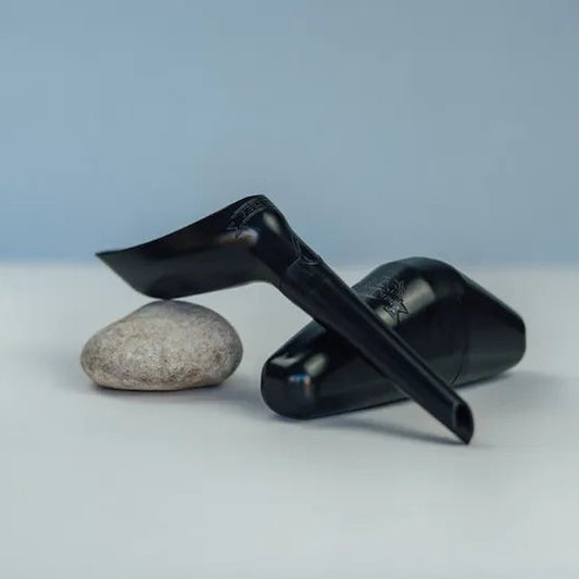 Le pisse-debout noir : présenté monté sur sa boite