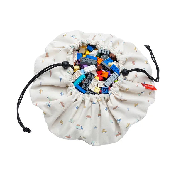 Mini sac de rangement et tapis de jeux motif voitures de Playandgo - vue du sac presque fermé avec des lego