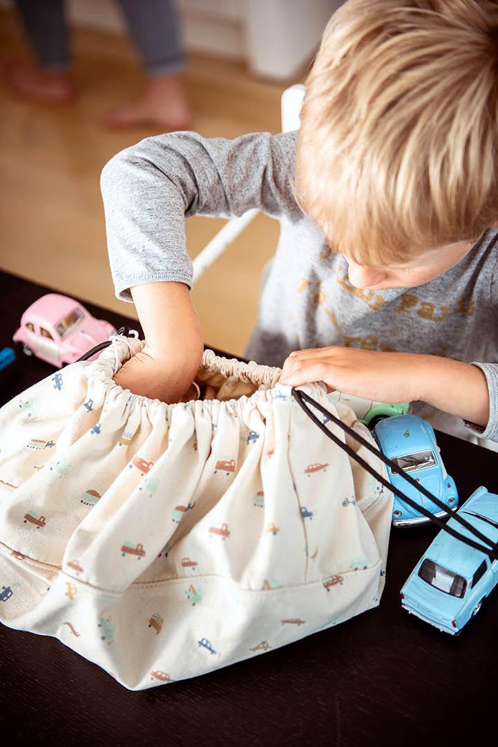 playandgo_mini_cars-boy-playing-kopie
