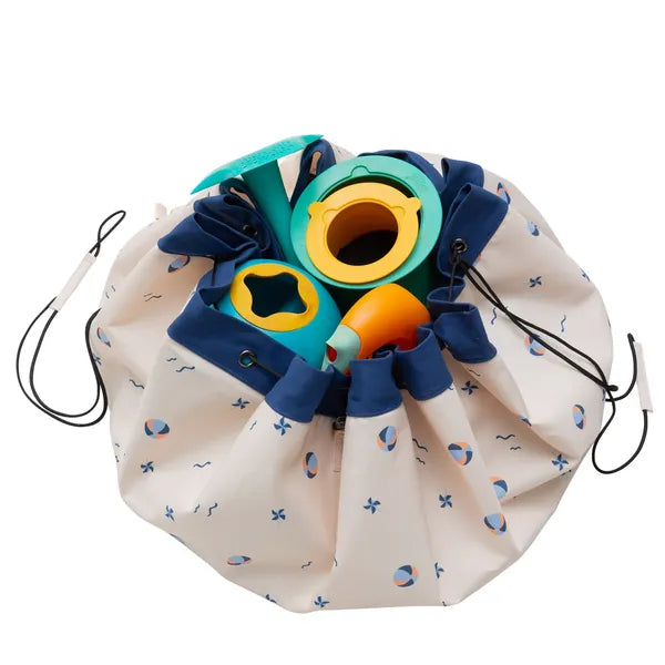 Tapis de jeu et sac de rangement d’extérieur Play and Go – motif ballons – vue du sac en version rangement avec des jouets à l’intérieur