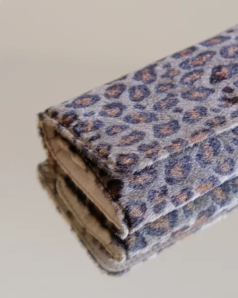 Pochette à bijoux Maison Scarlett - Modèle Catherine - Léopard - gros plan sur le coté