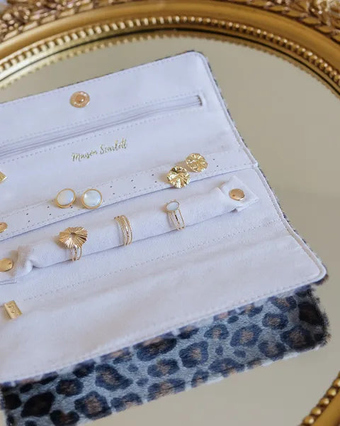 Pochette à bijoux Maison Scarlett - Modèle Catherine - Léopard - vue de la pochette ouverte avec des bijoux