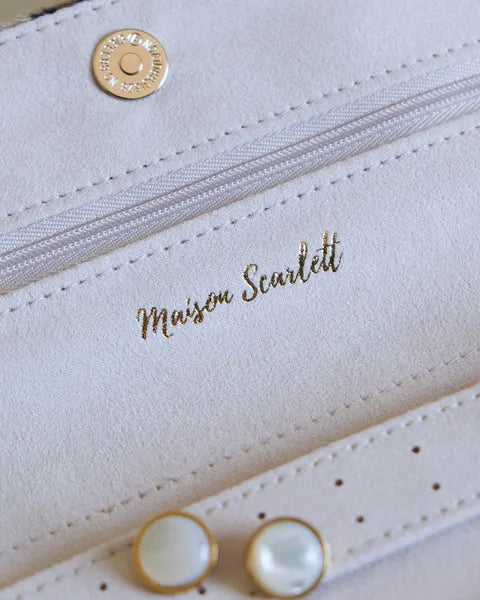 Pochette à bijoux Maison Scarlett – Modèle Catherine – gros plan sur la partie intérieure supérieure de la pochette, montrant le système d’attache et le logo de la marque