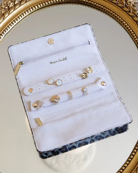 Pochette à bijoux Maison Scarlett – Modèle Catherine – Léopard- vue de la pochette ouverte avec des bijoux