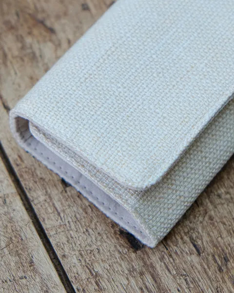 Pochette à bijoux Maison Scarlett - Modèle Catherine - Lin beige - gros plan sur le coté