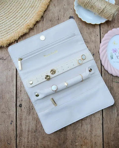 Pochette à bijoux Maison Scarlett – Modèle Catherine - lin beige – vue d'ensemble ouverte avec des bijoux