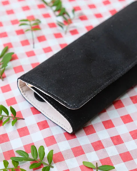 Pochette à bijoux Maison Scarlett – Modèle Catherine en velours noir – gros plan sur la pochette fermée vue de côté