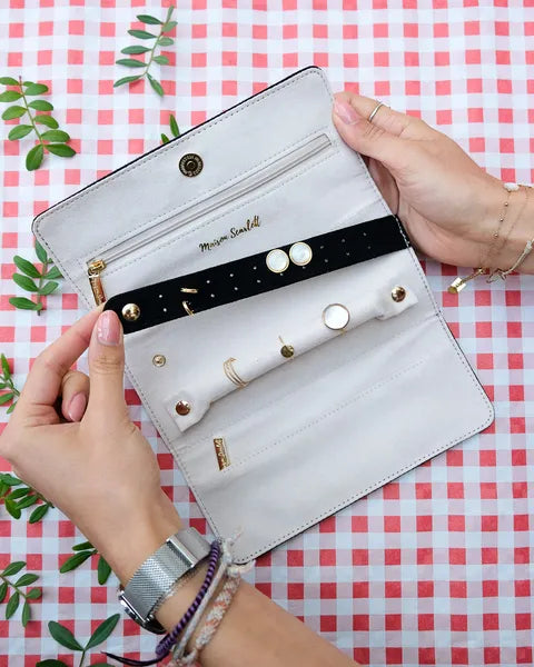 Pochette à bijoux Maison Scarlett – Modèle Catherine en velours noir – vue d'ensemble de la pochette ouverte avec des bijoux et le porte boucles d'oreilles détaché