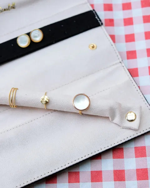Pochette à bijoux Maison Scarlett – Modèle Catherine en velours noir – gros plan sur le porte-bagues