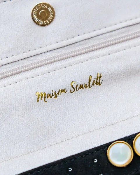 Pochette à bijoux Maison Scarlett – Modèle Catherine – gros plan sur la marque Maison Scarlett