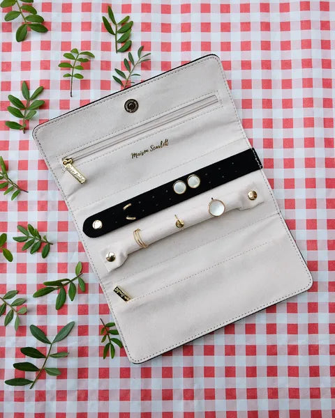 Pochette à bijoux Maison Scarlett – Modèle Catherine en velours noir – vue d'ensemble ouverte avec des bijoux