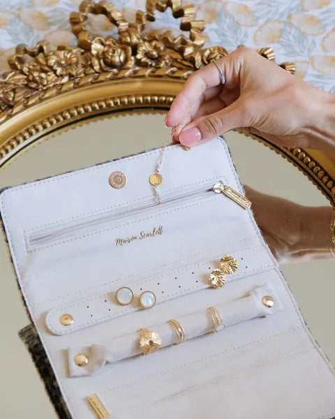 Pochette à bijoux Maison Scarlett - Modèle Catherine - Léopard - Vue ouverte avec des bijoux