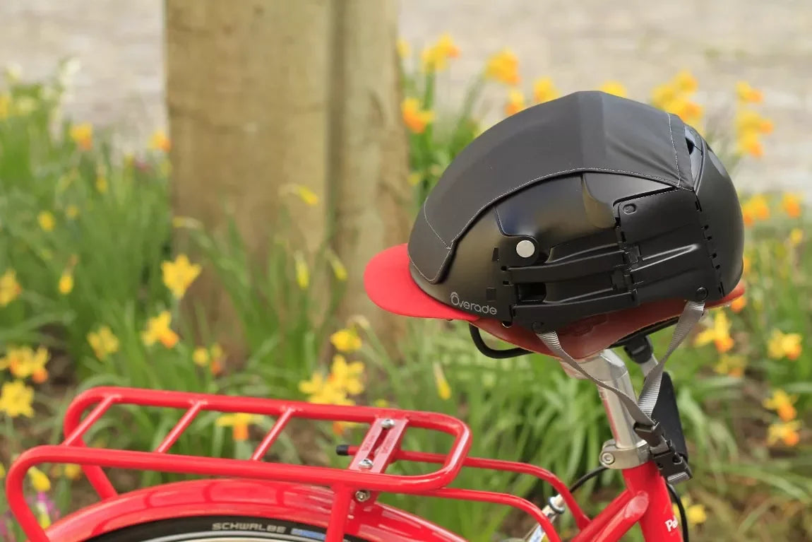 visière rouge PLIXI FIT de Overade - vue sur un casque noir