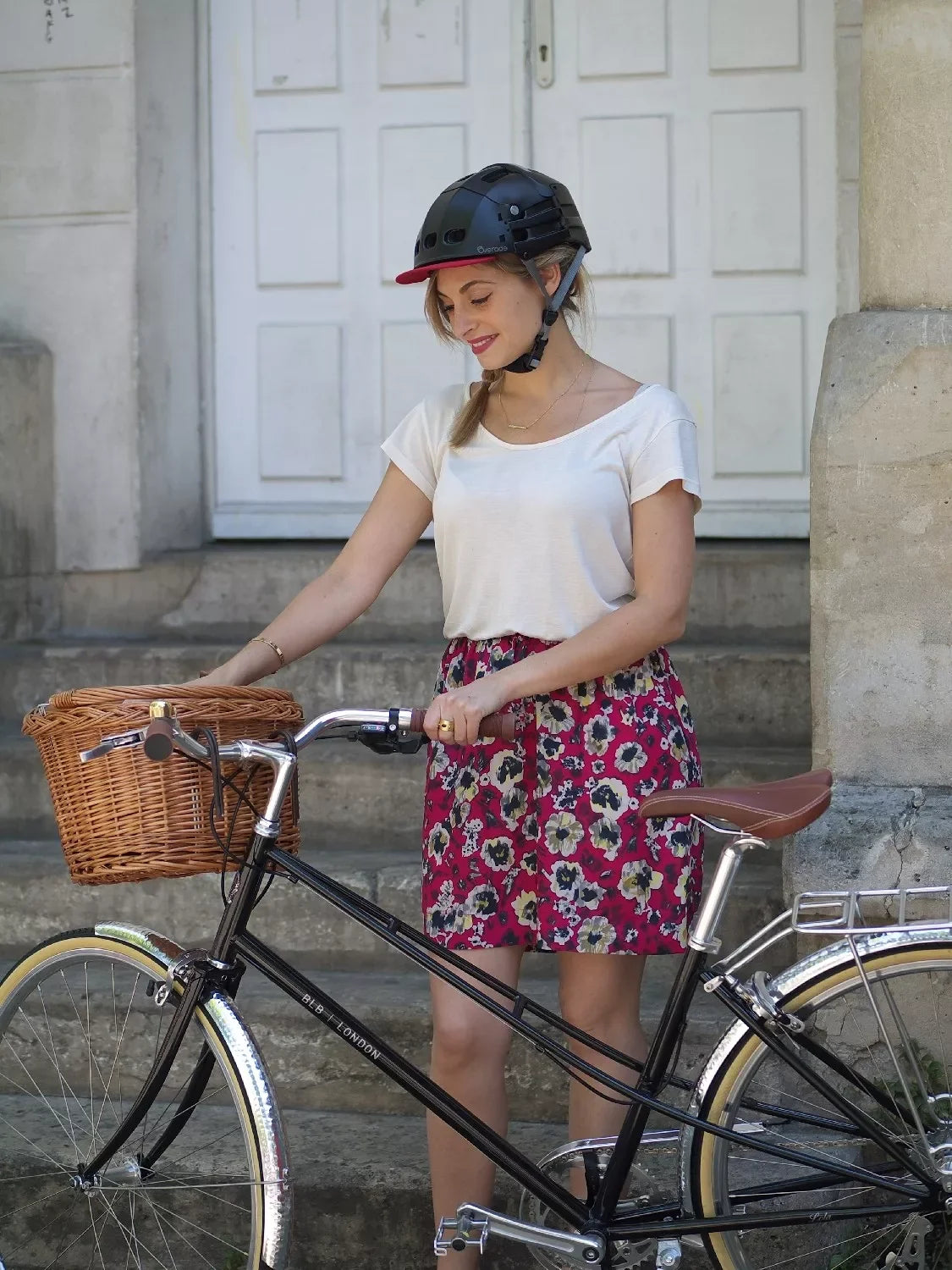 Visière rouge PLIXI FIT de Overade – vue sur casque noir, mise en situation : portée par une femme