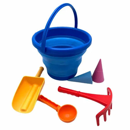 Set de jouets de sable 7-en-1 Schildkröt en version bleue - vue du seau déplié, pelle, cuillère, râteau, tamis et moules.