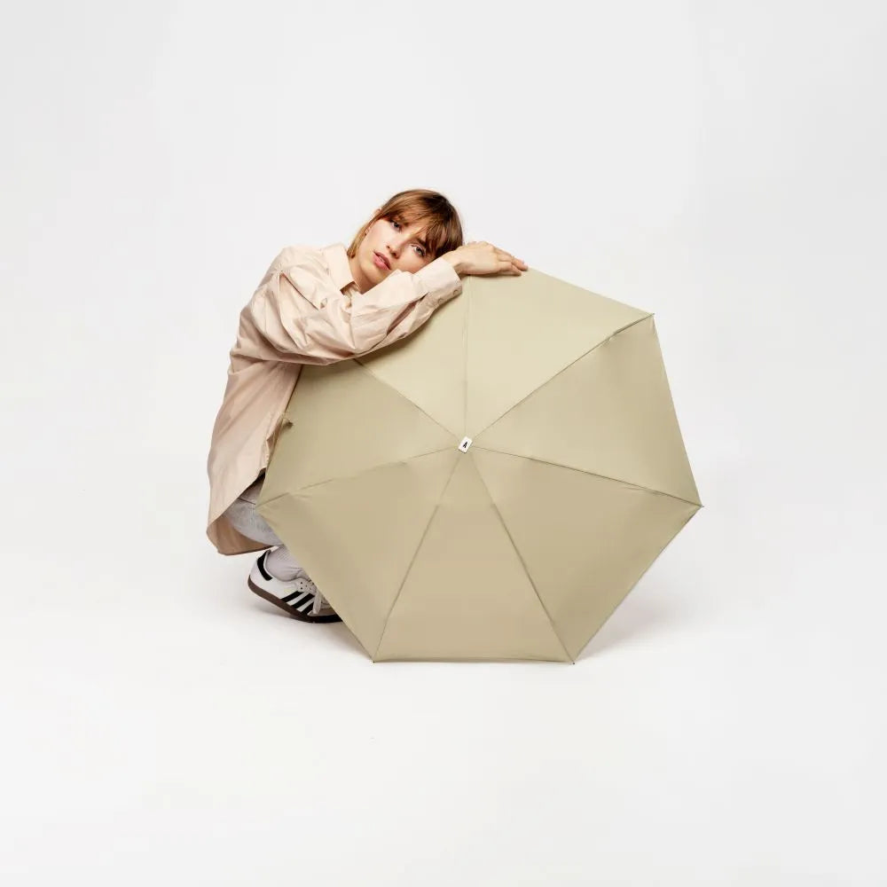 Mini parapluie pliant Anatole - beige - vue du parapluie ouvert une dame le tient 
