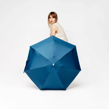 Mini parapluie pliant Anatole - bleu - vue du parapluie ouvert une dame est derrière