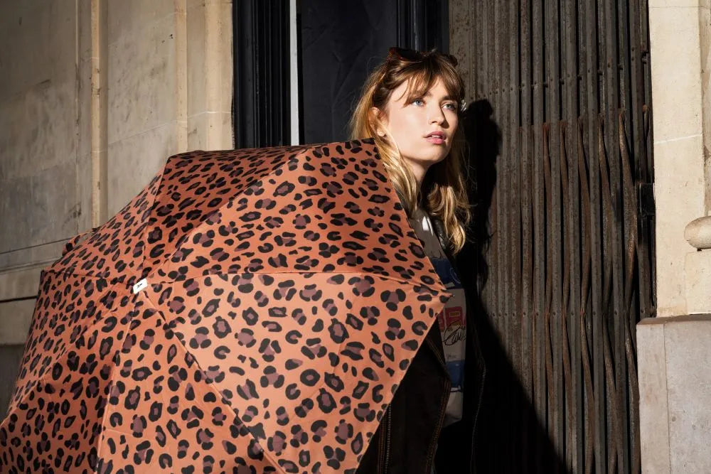 Mini parapluie pliant Anatole - Léopard - vue du parapluie ouvert, une dame le tient 