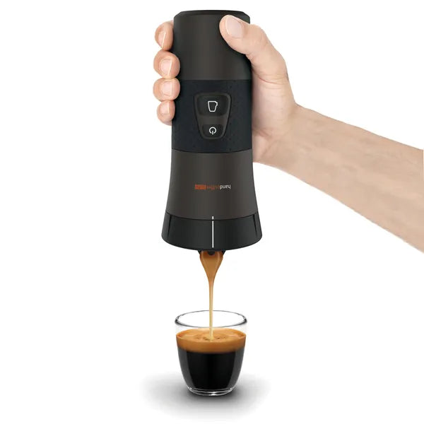 Handcoffee Auto 12V de Handpresso – Vue de la machine en main, en train de verser du café dans une tasse