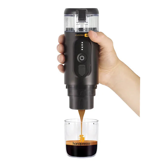 Handpresso E-Presso - vue de l'appareil au dessus d'une tasse à café versant du café dans une tasse