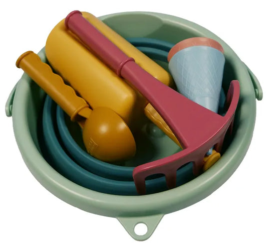 Set de jouets de sable 7-en-1 Schildkröt, version verte – vue du seau plié avec pelle, cuillère, râteau, tamis et moules rangés à l’intérieur