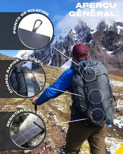 Chargeur solaire Photon de Sunslice - vue sur un sac à dos en montagne avec les inscriptions points de fixation, charge rapide au soleil et résistant à l'eau