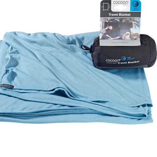 Couverture ultralégère Cocoon - bleu - vue de la couverture pliée avec son sac de rangement dessus