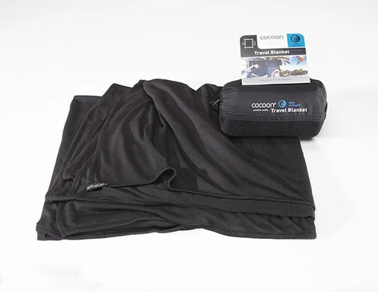 Couverture ultralégère Cocoon - noir - vue de la couverture pliée avec son sac de rangement dessus