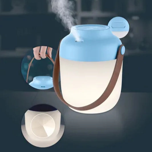 Diffuseur d’huiles essentielles et lanterne portable – mise en situation avec le système de diffusion actif et la main portant la lanterne