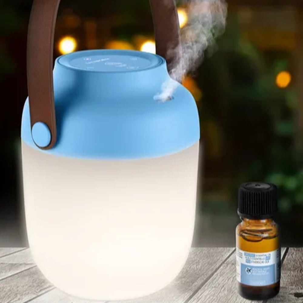 Diffuseur d’huiles essentielles et lanterne portable – mise en situation avec le système de diffusion actif en gros plan avec un flacon d'huile essentielle