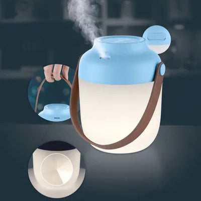 Diffuseur d’huiles essentielles et lanterne portable – mise en situation avec le système de diffusion actif et la main portant la lanterne