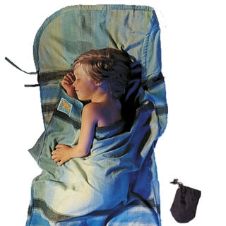 Housse  en flanelle pour enfant de Cocoon - bleu - Mise en situation : un enfant dort dans la housse de lit avec la pochette posée à côté