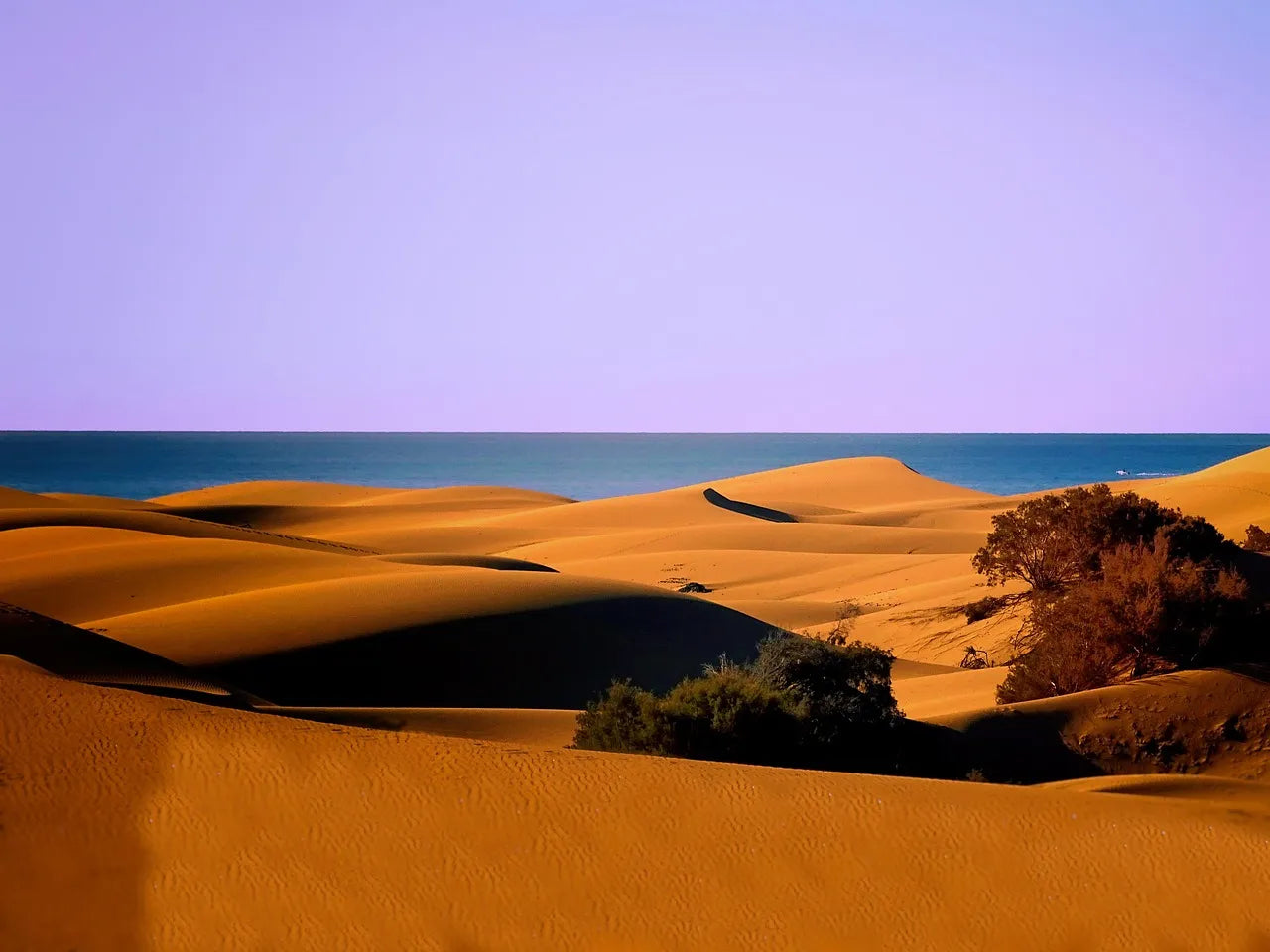 Photo de Gran Canaria avec son désert en premier plan, la mer en second et le ciel