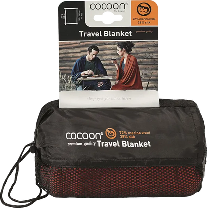 Couverture de voyage en laine et soie – terracotta – vue de la couverture dans son sac de rangement