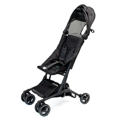 Poussette de voyage Urban Kanga noire- vue de biais avec le pare-soleil plié
