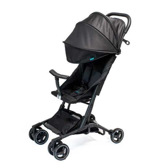 Poussette de voyage Urban Kanga noire- vue de biais avec le pare-soleil déplié