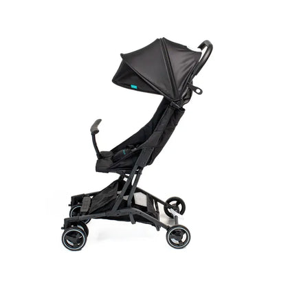 Poussette de voyage Urban Kanga noire- vue de profil avec le pare-soleil à moitié déplié