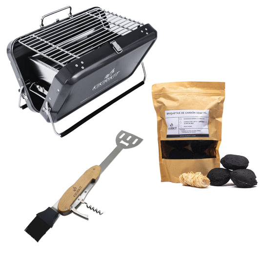 Kit Kikirikit - vue avec le barbecue noir ouvert, le kit de briquettes et l'outils 5 en 1
