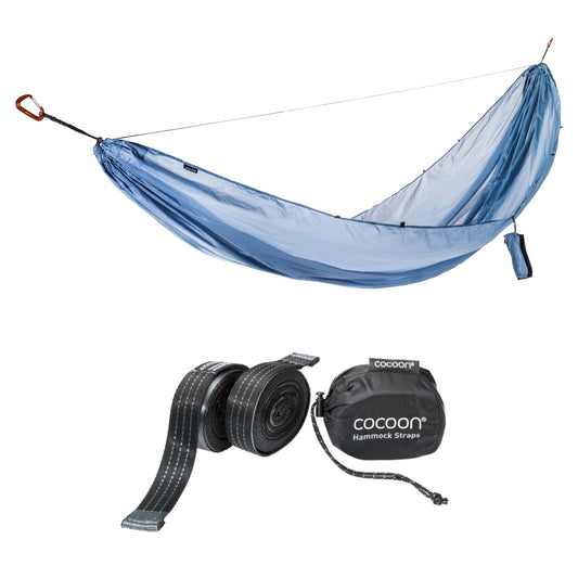 Vue du hamac ultraléger Cocoon bleu/gris en position déployée, accompagnée des sangles de suspension Cocoon, présentées à la fois rangées dans leur sac et déployées.