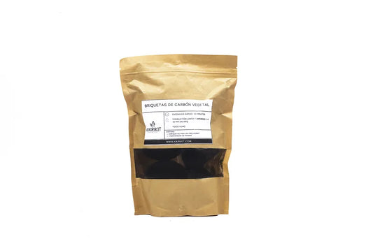 Kit briquette Kikirikit - vue du sachet contenant les pelotes de laine d'allumage et les briquettes de charbon  