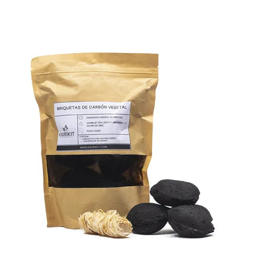 Kit briquette Kikirikit - vue du sachet avec en illustration devant le sac 3 briquettes de charbon de bois et une pelote de laine de bois naturelle pour l’allumage