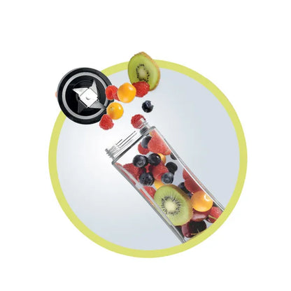 Mini Blender Detoximix – Mise en situation avec des fruits entiers ajoutés dans la bouteille en verre avec un plan sur la lame