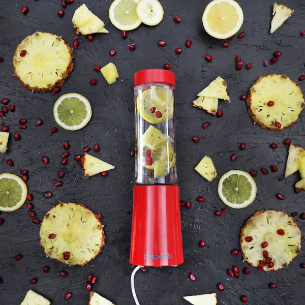 Mini Blender Detoximix rouge – Mise en situation avec des ananas et grande - vue d'ensemble