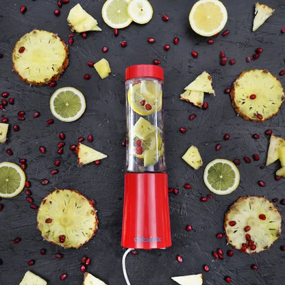 Mini Blender Detoximix rouge – Mise en situation avec des ananas et grande - vue d'ensemble