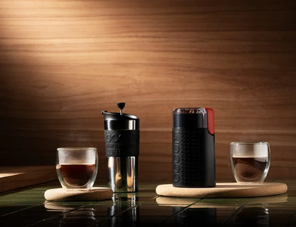 Mug Bodum noir mise en situation avec des articles Bodum