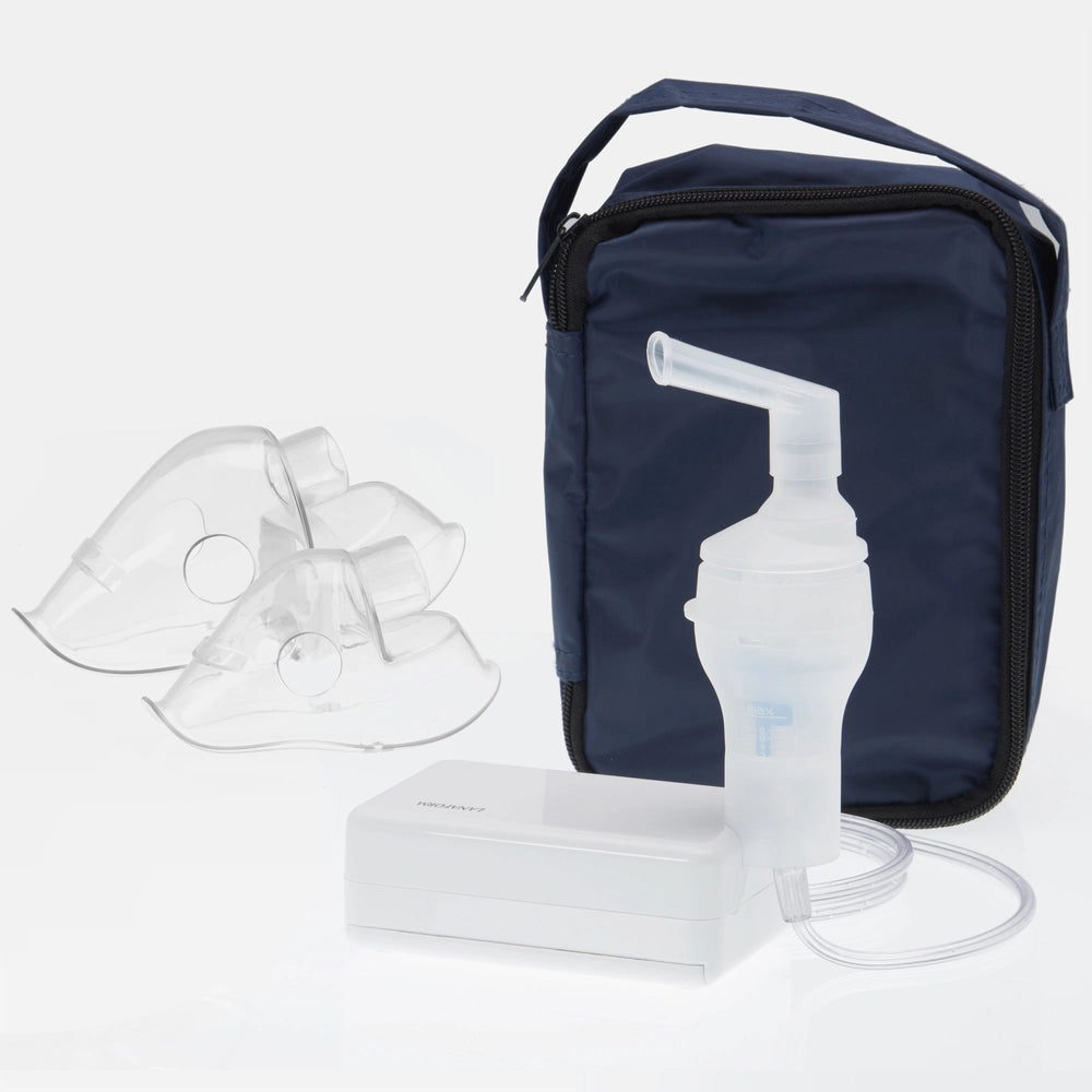 Aérosol compact présenté ouvert avec ses accessoires : masque adulte, masque enfant, embout pour bouche et sac de transport