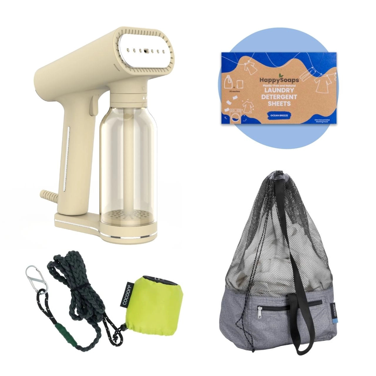 Photo des produits qui composent le pack le linge en voyage, comprenant le défroisseur portatif beige, les feuilles de lessive écologiques pour linge de couleur, la corde à linge de voyage et le sac de plage/sac de linge de voyage.