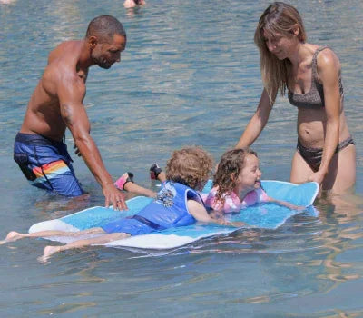Enfants sur le matelas dans l'eau