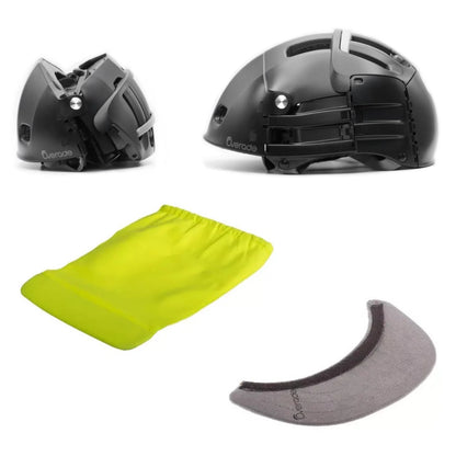 Casque pour vélo et trottinette noir, une version ouverte et une version plié. En dessous se trouve une visière grise complémentaire et un recouvre casque jaune.  