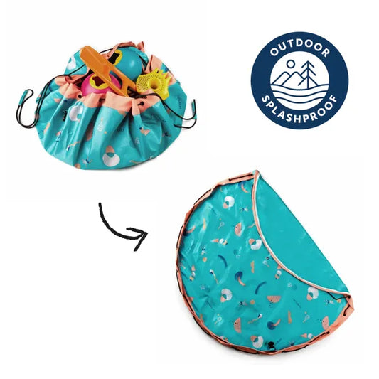 Tapis de jeu et sac de rangement d’extérieur Play and Go – motif jeux – vue du sac en version rangement et en version tapis de jeu – écusson “outdoor splashproof” visible sur la photo